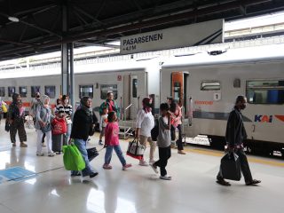 Volume Penumpang KA dari Gambir dan Pasar Senen Meningkat pada Momen Long Weekend Jumat Agung 2025