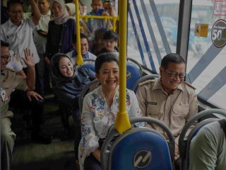 Gratiskan Transportasi Umum di Hari Kartini, Pramono dan Rano Berangkat Kantor Gunakan Busway dan MRT