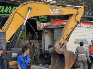 Langgar Aturan, Satpol PP Bongkar Bangunan Burger Bangor di Surya Sumantri Bandung
