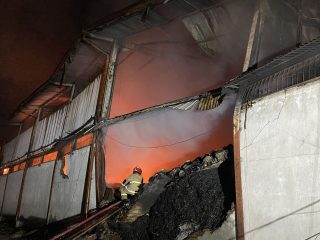 Gudang Penyimpanan Sandal Ardiles Terbakar, Butuh Waktu 15 Jam untuk Memadamkan