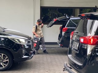 KPK Obok-obok Kantor KONI Jatim Selama 7 Jam, Bawa Dua Koper Sedang