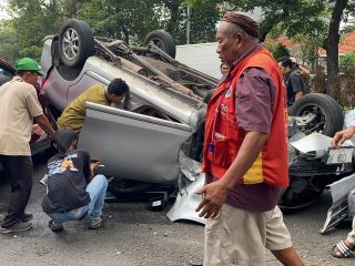 Mobil Avanza Terjungkal Usai Diduga Pecah Ban di Dekat SMAN 9 Surabaya