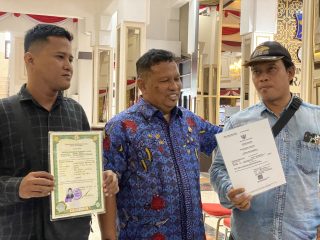 Penantian Berakhir, 16 Pekerja Surabaya Akhirnya Terima Kembali Ijazah yang Tertahan