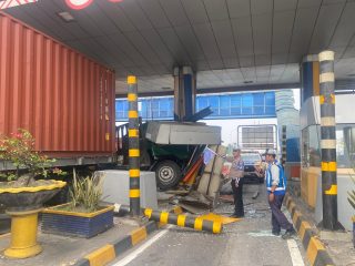 Truk Trailer Hantam Gardu Masuk Tol Waru, Diduga Sopir Mengantuk