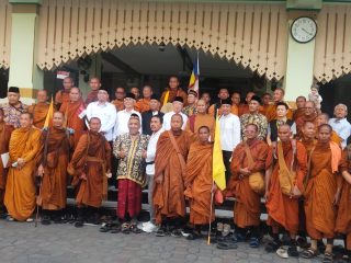 Bentuk Toleransi, Biksu Thudong Singgah di Masjid Agung Semarang