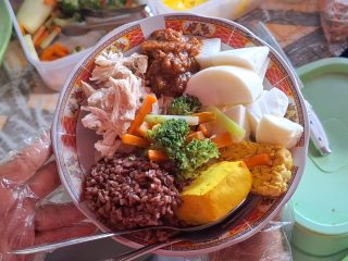 Lapak Kecil di Gubeng Ini Jadi Favorit Atlet Gym, Menu Sehat Buatan Rumah Laris Manis