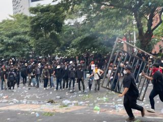 Polisi Bubarkan Kelompok Anarko Yang Ganggu Aksi Damai May Day