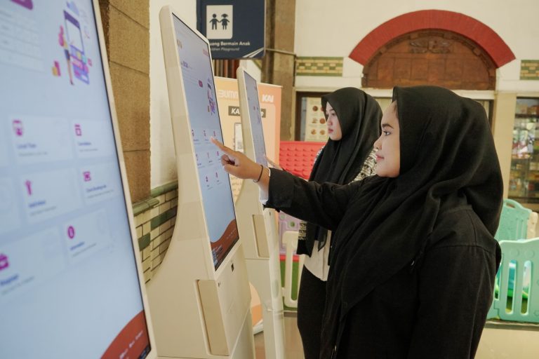 Tak Perlu Antre Beli Tiket, Ada Loket Box Digital di Enam Stasiun di ...