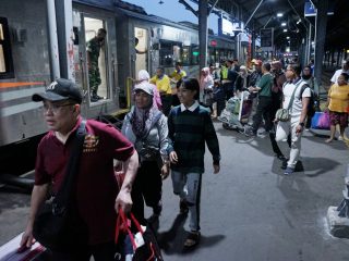 Musim Liburan Sekolah, Ribuan Warga Pilih Kereta Api di Wilayah Daop 8 Surabaya