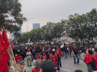 Aksi Unjuk Rasa May Day di DPR Berujung Ricuh