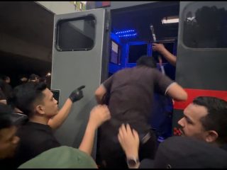 Polisi Amankan Belasan Massa Aksi Unjuk Rasa May Day di DPR