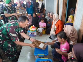 Beri Santunan untuk Keluarga Korban, Pangdam III/Slw Tinjau Lokasi Ledakan Amunisi di Garut