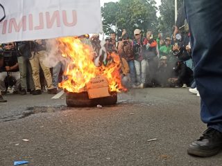 Sempat Diwarnai Aksi Bakar Ban, Ribuan Ojol Protes Tarif Perjalanan Murah dan Potongan Tinggi