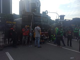 Ribuan Massa Demo Ojol Bubarkan Diri Dengan Tertib
