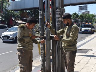 Puluhan Kabel Tanpa Izin Dibongkar di Surabaya, Ganggu Keindahan Kota