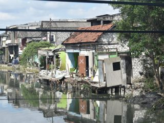 Ratusan Bangunan Liar di Bantaran Sungai Kalianak Dibersihkan, Ditarget Rampung Akhir Mei