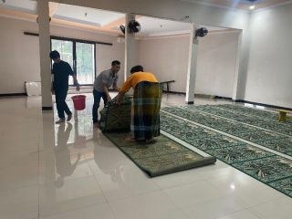 Bangun Kesadaran Kolektif, Mahasiswa BSI Depok Gelar Diskusi dan Bersih-Bersih Rumah Ibadah
