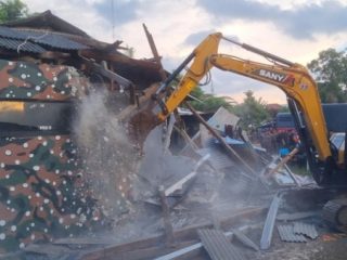 Aparat Bongkar Posko GRIB Jaya Diatas Lahan BMKG