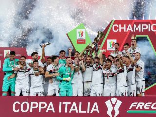 Lewis Ferguson Angkat Trofi Bersejarah, Bologna Akhiri Penantian 51 Tahun