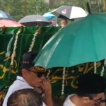Prosesi pemakaman Ibrahim Sjarief bin Husein Ibrahim Assegaf, suami jurnalis Najwa Shihab di TPU Jeruk Purut, Jakarta Selatan, Rabu (21/5/2025).
