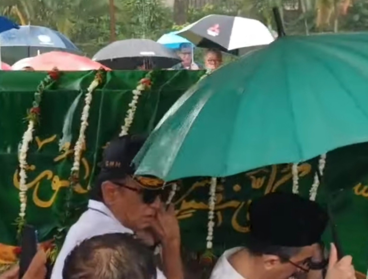 Prosesi pemakaman Ibrahim Sjarief bin Husein Ibrahim Assegaf, suami jurnalis Najwa Shihab di TPU Jeruk Purut, Jakarta Selatan, Rabu (21/5/2025).