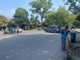 Pemkot Bandung Gercep Bersihkan Sisa Sampah Pasca Konvoi Bobotoh