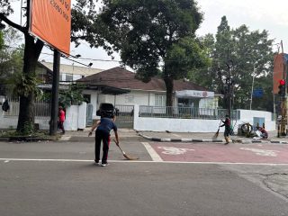 Pasca Euforia Juara Persib, Petugas Bersihkan Jalanan di Kota Bandung