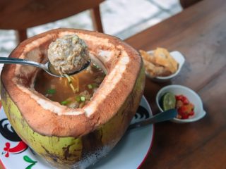 Unik! Makan Bakso dalam Dawegan Bikin Kamu Tiba-tiba Kasmaran