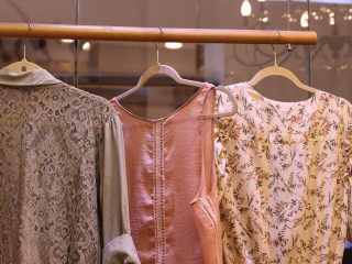 Model dan Warna Baju Wanita yang Lagi Trendy di Tahun 2025