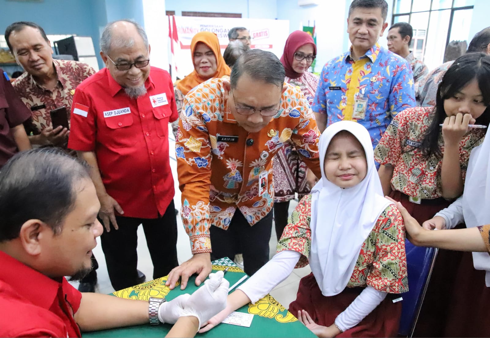 Wali Kota Administrasi Jakarta Pusat Arifin meninjau pelaksanaan pemeriksaan golongan darah bagi siswa-siswi di Taman Siswa.