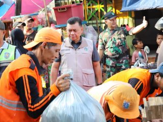 Warga dan Petugas Gabungan Kompak Gerebek Lumpur di Petamburan