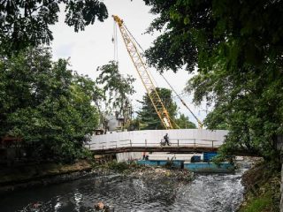 Pemkot Jaktim Lakukan Pengerukan Atasi Bau Tak Sedap Kali Sunter