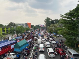 Aksi Protes Sopir Truk Tolak Aturan ODOL Sebabkan Lalu Lintas Lumpuh di Perbatasan Sidoarjo-Surabaya