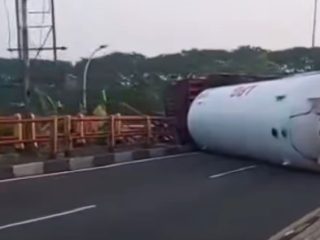 Truk Pengangkut LPG Terguling di Jembatan Mertex, Arus Lalu Lintas Lumpuh Total