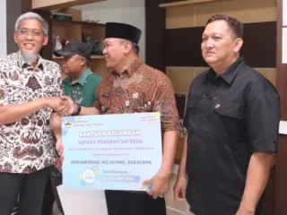 Sekda Jateng Serahkan Bantuan Pompa dan Uang Rp1,1 Miliar Tangani Rob di Demak