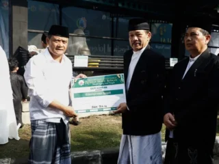 Gubernur Jateng Salat Ied dan Serahkan Kurban di MAJT