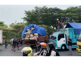 Demo Tolak ODOL Disertai Sweeping, Sopir Truk Terpaksa Ikut Aksi