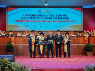 UNNES Berikan Anugerah Konservasi Pada Mendikdasmen dan Wamenpora