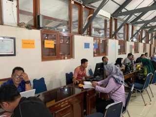 Posko SPMB Disdik Kota Semarang Diserbu Orangtua Calon Murid TK dan SD