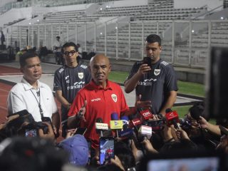 Simon Tahamata Tegaskan Kehadirannya di Timnas Indonesia Bukan Urusan Politik