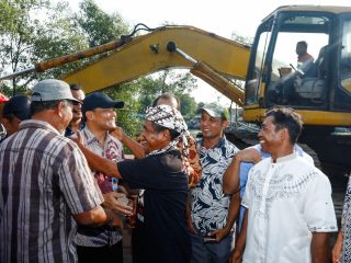 Sedimentasi Muara Pelabuhan Asemdoyong Pemalang Mulai Dikeruk