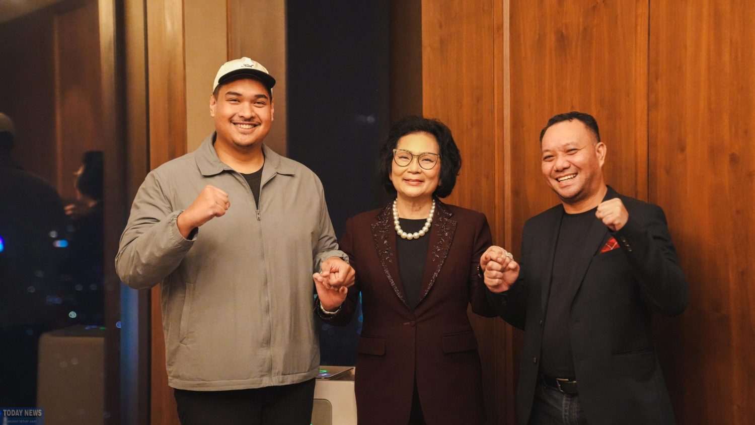 Caption: Menpora Dito Ariotedjo, Presiden Federasi Bulu Tangkis Dunia (BWF) Khunying Patama Leeswadtrakul, dan Ketua INASPRO Ferry Yuniarto Kono. (Dok. Kemenpora)