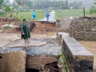 Dua Jembatan Putus di Trenggalek Akibat Banjir dan Longsor