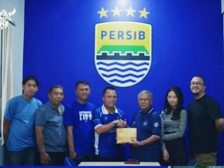 Viking Persib Club Serahkan Bantuan Tahap II untuk Perbaikan Stadion GBLA
