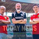 Pelatih kepala Persebaya Eduardo Perez Moran (tengah)