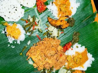 Unik dan Otentik, Warung Padang Ini Sajikan Hidangan dengan Daun Pisang