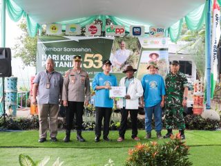 Dukung Ketahanan Pangan, Pemkot Bandung Salurkan Traktor dan Benih untuk Petani