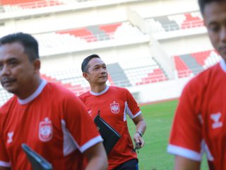 Coach Kahudi Pantau Pemain Seleksi Pada Latihan Perdana