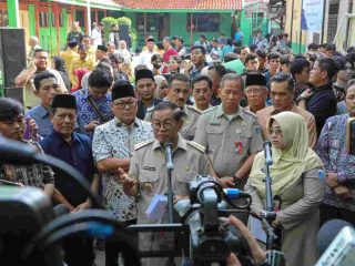 Gubernur DKI Jakarta Bagikan Bantuan Pemutihan Ijazah untuk 827 Siswa