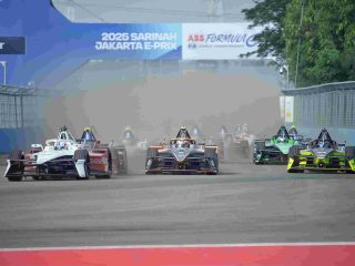 Gubernur Pramono Apresiasi Kesuksesan Sarinah Jakarta E-Prix 2025, Serahkan Trofi kepada Juara Seri ke-12